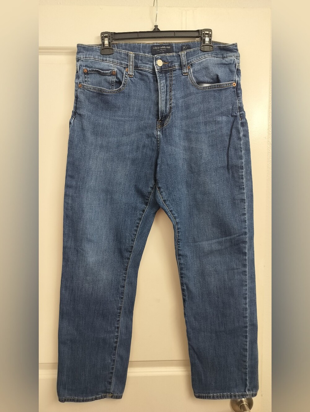 Lucky Brand 410 Athletic Straight Jeans Men's Size 34x30 Medium Wash Denim